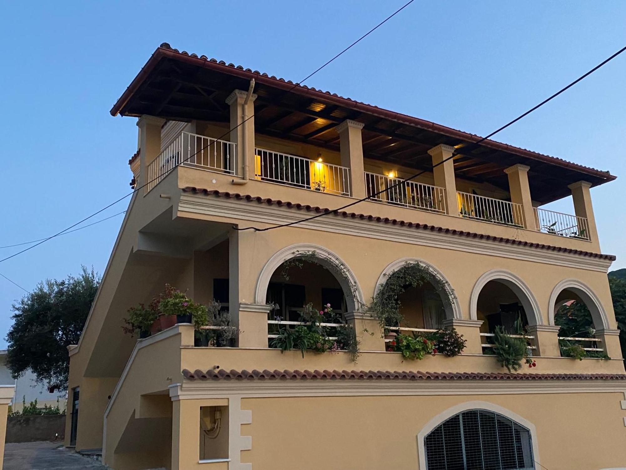 Villa Alexandra'S Boutique House à Kato Garouna Extérieur photo